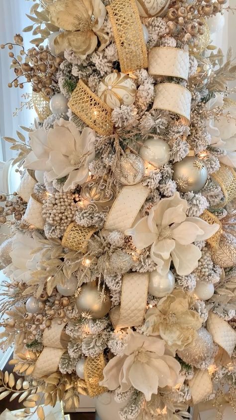 Xmas Tree Inspiration, White Gold Christmas Decor, All White Christmas Decor, Champagne Christmas Tree, Glam Christmas Tree, Christmas Tree Decorations Ribbon, Elegant Christmas Tree Decorations, Christmas Tree Decorated, Glam Christmas Decor