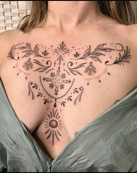 Chest Tattoo Designs Female, Torso Tattoos, Tattoo Henna, Muster Tattoos, Pieces Tattoo, Chest Tattoos For Women, Chest Piece Tattoos, Delicate Tattoo, Stylist Tattoos