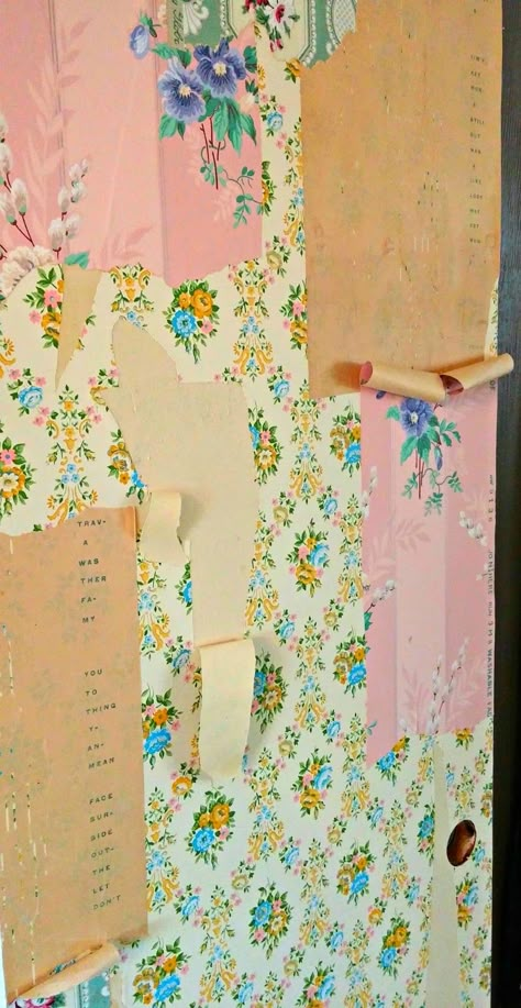 How to DIY an old, peeling wallpaper effect! Wallpaper Layers, How To Make Wallpaper, 50s Wallpaper, Peeling Wallpaper, How To Recycle, Romantic Wallpaper, Diy Wallpaper, Old Wall, Vintage Cottage