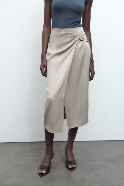 • Brand: Zara • Size: S • Price: PHP 2,295.00 • Date of Purchase: March 17, 2023 Skirts Midi High Waisted, Ruched Skirt, Satin Skirt, Zara United States, Midi Skirt, Zara, High Waisted, Satin, Fashion Outfits