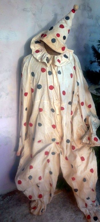 antique clown costume www.demerelbrocante.nl 1930s Clown, Ted Halloween, Clown Ideas, Pierrot Costume, Clown Suit, Medieval Princess, Pierrot Clown, Clown Clothes, Halloween Clown