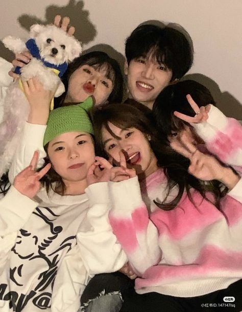 Ulzzang Squad Boy And Girl 4 People, Ulzzang Friends Group Girls And Boys, 4girls 1boy Squad, 4 Girls 1 Boy Squad Aesthetic, 3 Girls 1 Boy Friendship, Korean Friends, Boy Squad, Baby Gril, Squad Pictures