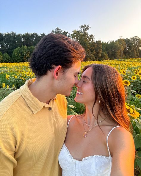 sunflower lovers🌻🌅🦋 #sunflowerfield #flowerfield #fallactivities #couplegoals #falldate Sunflower Farm, Fall Dates, Sunflower Fields, Autumn Activities, Flower Field, Senior Year, Couple Goals, Sunflower, Quick Saves