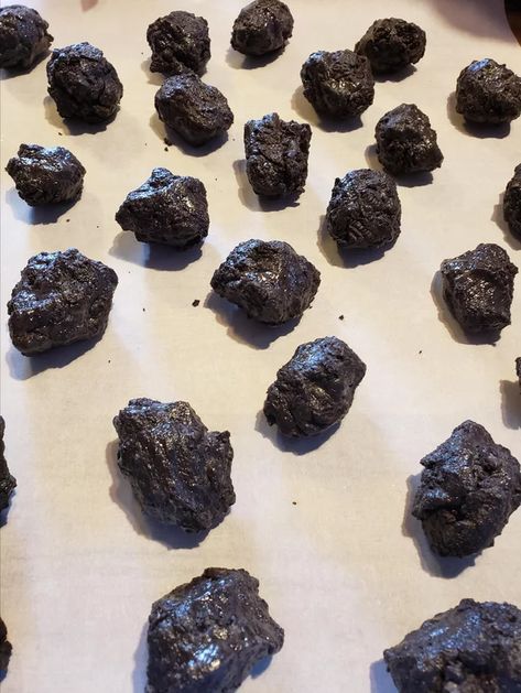 Lump Of Coal Oreo Treats, Coal Rice Krispie Treats, Lumps Of Coal Recipe Oreo, Lump Of Coal Treats, Lump Of Coal Cookies, Oreo Coal Recipe, Lumps Of Coal Recipe, Coal Recipe, Lumps Of Coal