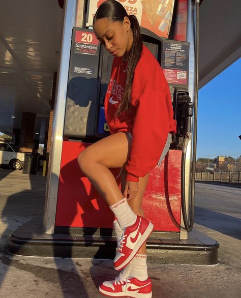 Dunk Low Gym Red Outfit, Jordan 1 Gym Red Outfit, Red Dunks, Sara Core, Station Photo, Dunks Outfit, Summer Aesthetics, Streetwear Inspo, Baddie Fits