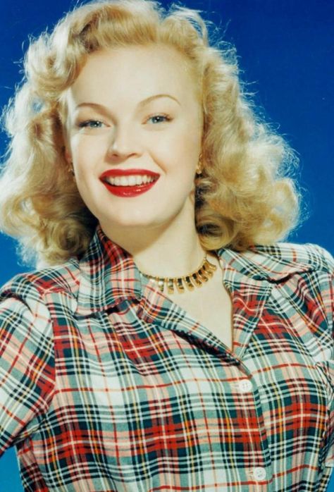 June HAVER June Haver, 1950s Women, Stars D'hollywood, Jeanette Macdonald, 20th Century Fox, Old Hollywood Glamour, Golden Age Of Hollywood, Blonde Color, Vintage Hollywood