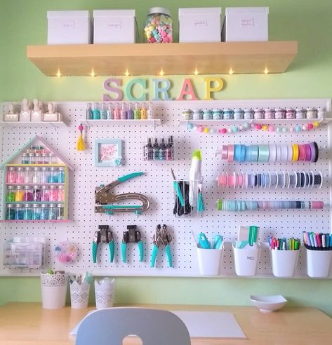 Craft Desk In Bedroom, Craft Wall Storage Ideas, Craft Shed Organization, Craft Nook, Office Craft Room Combo, Craft Room Organisation, Sewing Room Inspiration, Small Craft Rooms, Craft Shed