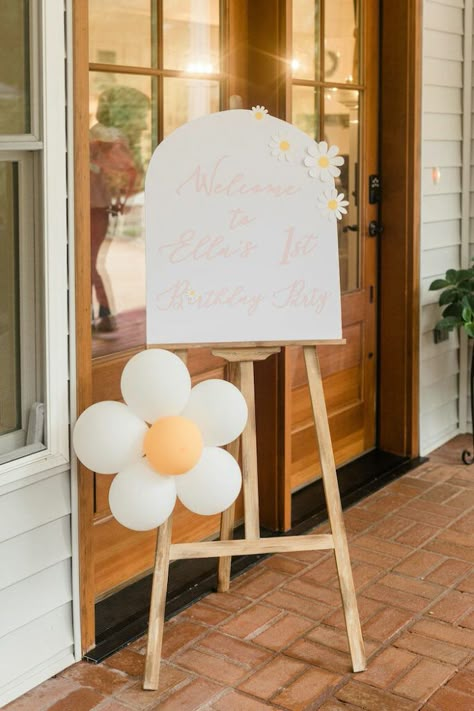 Daisy Party Centerpiece, Daisies Theme Party Ideas, Daisy One Birthday, Daisy First Birthday Theme Backdrop, Daisy Bday Party, Daisy Bridal Shower Ideas, Daisy Flower Birthday Party Ideas, Daisy Party Ideas, Daisy Boho Birthday