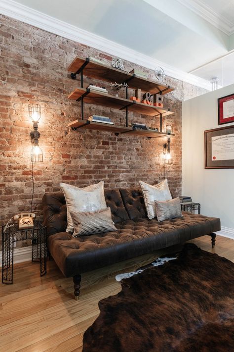 Rustic Industrial Decor Living Room, Industrial Home Office Design, Casa Rock, Industrial Living Room Furniture, Industrial Decor Living Room, Industrial Living Room Design, Industrial Home Offices, Industrial Style Interior, Industrial Living Room