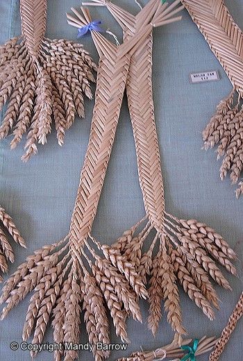 Corn Dollies, Wheat Weaving, Corn Dolly, Corn Husk Dolls, Straw Crafts, Wall Hanging Ideas, Hanging Craft Ideas, Straw Weaving, Hanging Ideas