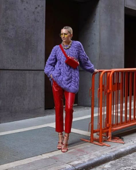 Color Blocking Outfits, Color Combinations For Clothes, Colorful Outfits, Street Style Edgy, Colour Combos, Eclectic Fashion, Fashion Blogger Style, Red Pants, Fashion Week Street Style