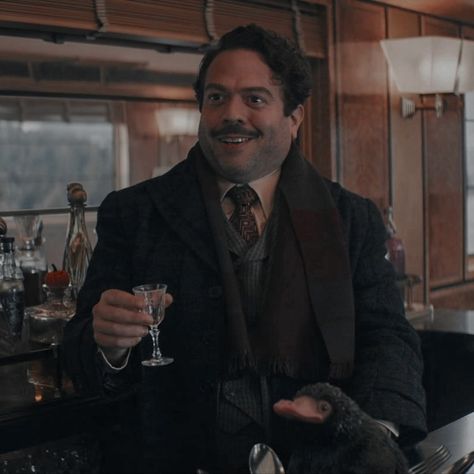 Secrets of Dumbledore | Jacob Kowalski icon Men Faceclaims, Dan Fogler, Jacob Kowalski, Secrets Of Dumbledore, Fantasic Beasts, Fantastic Beasts, Wizarding World, Hogwarts, Chloe