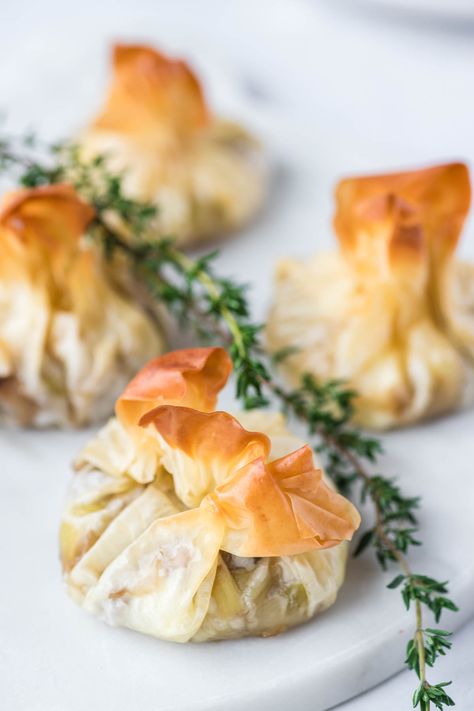 Puff Pastry Parcels, Mushroom Strudel Phyllo Dough, Filo Pastry Appetizers, Mushroom Turnovers Appetizers, Savory Filo Pastry Recipes, Filo Appetizers, Filo Dough Appetizers, Phillo Puff Pastry Appetizers, Puff Pastry Hors D’oeuvres