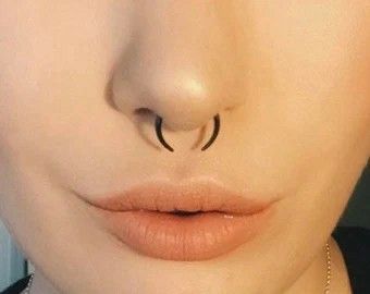 Septum Jewelry Ideas, Septum Chain To Ear, Emo Septum Piercing, Spiky Septum Piercing, Stretched Septum Piercing, Septum Piercing Black, Cute Septum Rings, Stretched Septum, Types Of Ear Piercings