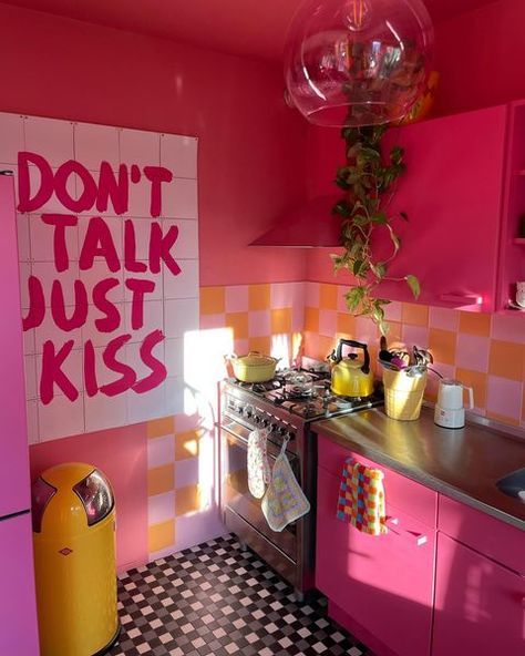 Houses • Instagram Vibey Kitchen Aesthetic, Diy Maximalist Decor, Fun Apartment, Maximalist Kitchen, Cute Interior, Kitchen Vibes, Colorful Room Decor, Oldest Daughter, Eclectic Bathroom