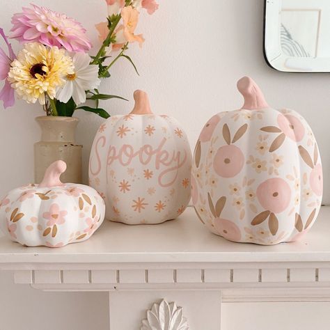 Hand Painted Halloween Pumpkins, Cute Painted Pumpkin Ideas, Pumpkin Painting Party, Halloween Pumpkin Crafts, Creative Pumpkin Painting, Creative Pumpkin Decorating, Decorative Pumpkins, Halloween Decor Diy, Hand Painted Pumpkin