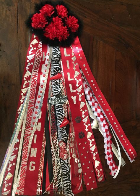 Paw Print Homecoming Mum, Paw Mum Homecoming, Paw Print Mum, Mum Inspiration, Mum Ideas, Homecoming Spirit, Homecoming Mums Diy, Homecoming Ideas, Homecoming Mums