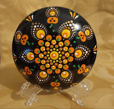 Halloween Mandala, Hand Painted Halloween, Mandala Painted Rocks, Art Pierre, Mandala Rock Art, Halloween Rocks, Design Mandala, Art Stone, Halloween Crafts Decorations