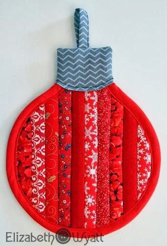 This Ornament Hot Pad is a Quick Project - Quilting Digest Syprosjekter For Nybegynnere, Hot Pads Tutorial, Christmas Quilting Projects, Sewing Christmas Gifts, Christmas Sewing Projects, Mug Rug Patterns, Christmas Pots, Quilted Ornaments, Quilted Christmas Ornaments