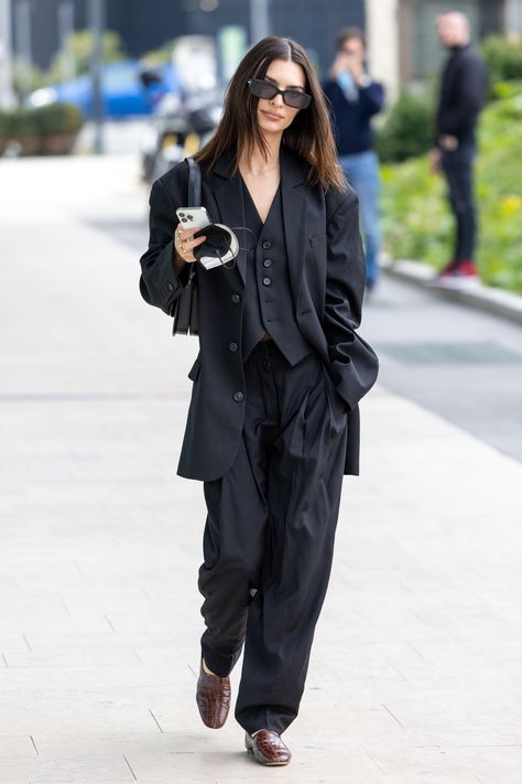 Emily Ratajkwoski Delivers a Masterclass in Suiting in Milan | Vogue Emily Ratajkowski Style, Armani Suits, All Black Looks, Moda Paris, Celebrity Kids, Three Piece Suit, Emily Ratajkowski, Models Off Duty, Alexa Chung