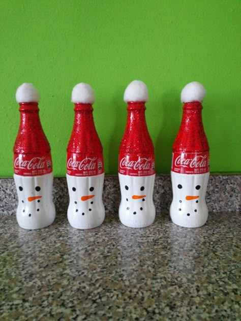 Coke Bottle Crafts, Glass Coke Bottles, Soda Bottle Crafts, Christmas Wine Bags, Christmas Crafts Snowman, Wine Bottle Crafts Christmas, Coca Cola Decor, Coca Cola Christmas, Hand Painted Wine Bottles