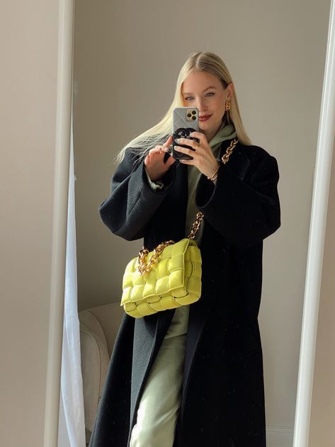 Yellow Bottega Bag, Colorful Purse Outfit, Lime Green Purse Outfit, Colourful Bag Outfit, Lime Green Bag Outfit, Yellow Bag Street Style, Green Purse Outfit, Yellow Bag Outfit, Green Bag Outfit