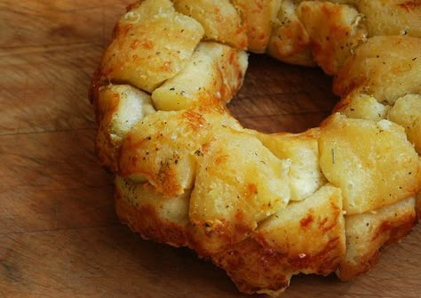 rings of garlic Grands Biscuits, Bundt Pan Recipes, Pull Apart Bread, Pan Recipes, Bundt Pan, Garlic Parmesan, Pull Apart, Parmesan Cheese, Grated Parmesan Cheese