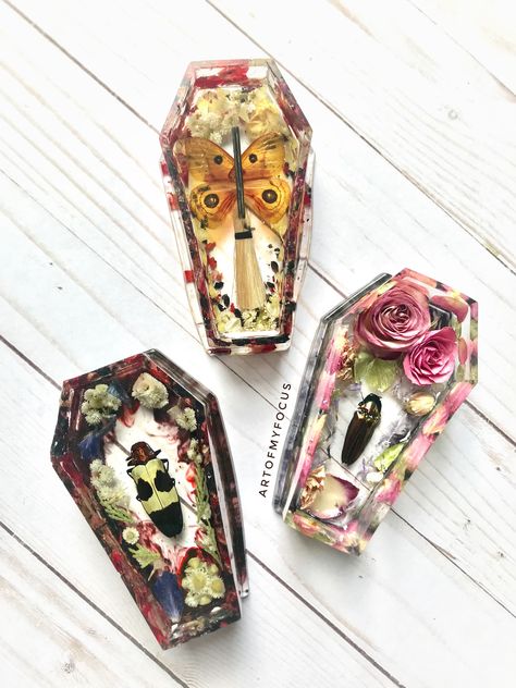 Epoxy Resin Creations, Resin Diy Ideas, Witchy Resin Crafts, Halloween Resin, Resin With Ashes, Creepy Resin Art, Resin Bugs, Goth Resin Art, Bug Resin