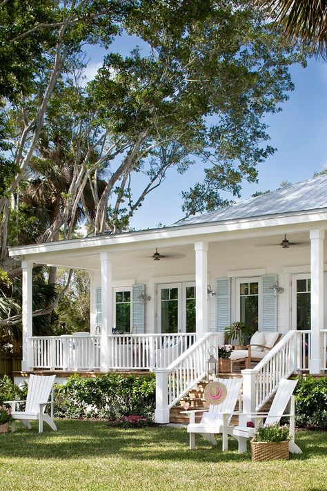 Landscape Ideas Front Yard Beach House, Historic Beach House, Simple Porch Ideas, Florida Beach Cottage, Cottage Style Living Room, Beach Cottage Exterior, Beach Cottage Design, Interior Cottage, Florida Cottage