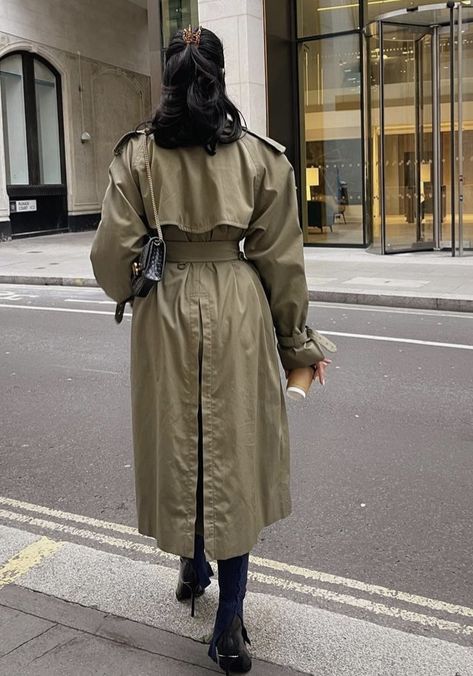 Winter Inspo Outfits, Dark Academia Fashion, Academia Fashion, Trench Coat Style, Classy Girl, Dress Modern, Raincoats For Women, Outfit Trends, Rain Wear