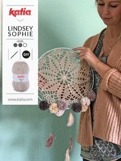 Gehaakte boho dromenvanger: gratis haakpatroon door Lindsey Sophie Crochet Dreamcatcher Pattern, Crochet Dream Catcher, Dreamcatcher Crochet, Dream Catcher Tutorial, Dreamcatcher Design, Crochet Dreamcatcher, Crochet Snowflake Pattern, Crochet Mandala Pattern, Crochet Wall Hangings