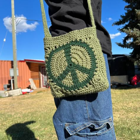 Crochet Peace Sign, Hippy Crochet, Hippie Crochet, Crochet Style, Hippie Bags, Yarn Craft, Crochet Things, Crochet Inspo, Crochet Bag Pattern