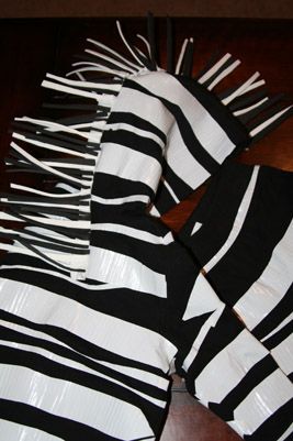 DIY zebra costume. Use leggings and black t shirts instead of sweatsuit Diy Zebra Costume, Zebra Halloween Costume, Zebra Makeup, Diy Halloween Shirts, Zebra Costume, Safari Costume, Lion King Costume, Giraffes Cant Dance, Lion King Musical