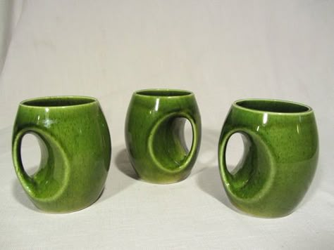 Holkham Owl Eye Mugs - this 60s pottery is so beautiful & unusual. They were made in a range of lovely earthy colours! Quirky Ceramic Mugs, Cool Clay Mugs, Unique Pottery Ideas Inspiration, 60s Pottery, Weird Pottery, Weird Mugs, Funky Pottery, Unusual Pottery, Owl Mug