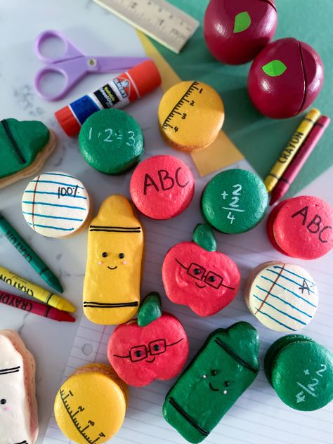 Back To School Macarons, Teacher Macarons, Graduation Macarons, Macaron Ideas, French Macaroon Recipes, Graduation Cake Designs, French Macaroons, Macaroon Recipes, Graduation Cake