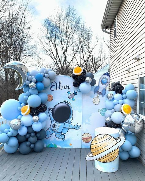 A space themed backdrop for a lucky little boy! 💙⁠ ⁠ ⭐️ Visit findmyeventplanner.com for more.⁠ ⁠ Design & Decor: @everythingluxedecor⁠… Space Themed Birthday Party, Space Themed Birthday, Decoration Buffet, 2nd Birthday Party For Boys, Deco Ballon, Astronaut Birthday, Space Theme Party, Baby Boy 1st Birthday Party, Luxe Decor