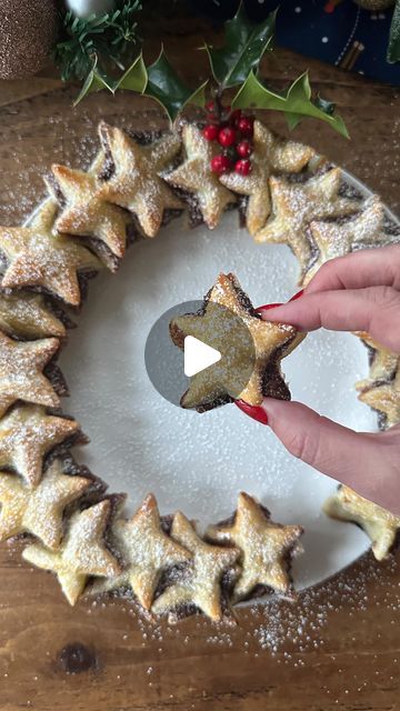 Nutella Star Wreath, Puff Pastry Star Wreath, Chocolate Puff Pastry Christmas Tree, Nutella Puff Pastry Star Wreath, Nutella Star Bread Puff Pastry, Nutella Pastry Star Wreath, Nutella Pastry Wreath, Nutella Wreath, Nutella Puff Pastry Recipes