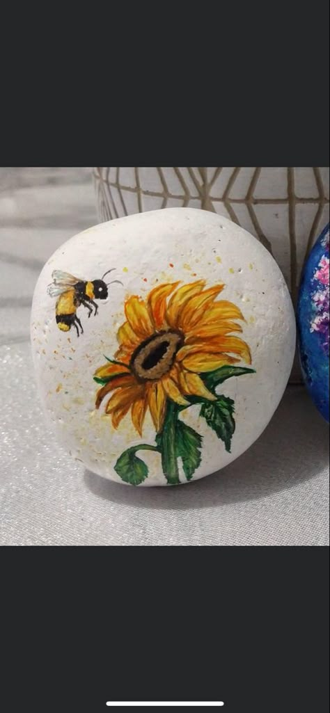 Pebble Painting Ideas Acrylics, Stage Flowers, Rock Painting Flowers, Stone Projects, Painted Things, Painted Pebbles, Bee Flower, Diy Rock Art, Mosaic Garden Art