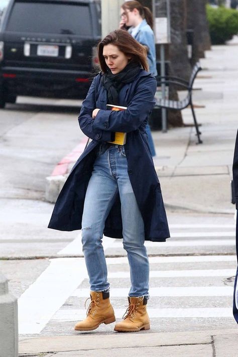 Elizabeth Olsen Wears Vintage Levi's Jeans Elizabeth Olsen Street Style, Olsen Street Style, Elizabeth Olsen Style, Lizzy Olsen, Elizebeth Olsen, Olsen Style, Olsen Scarlet Witch, Elizabeth Olsen Scarlet Witch, Lizzie Olsen