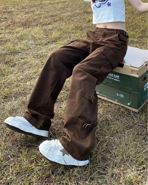 Y2k Baggy Straight-leg Cargo Pants. Feeling that wind in the field while observing the sunset, Chills.. . . . . . . . . . . . . . . . #streetwear #streetfashion #streetstyle #streetinspo #dailyfit #dailylook #dailtinspo #fashionstyle #fashioninspo #ootd #outfitoftheday #sunset #y2k #cargo #cargopants #pants #streetweary2k Brown Cargo Pants Outfit Street Style, Brown Baggy Cargo Pants, Vintage Grunge Aesthetic, Summer Chic Outfit, Straight Leg Cargo Pants, Aesthetic Hoodies, Slim Fit Skirts, Brown Cargo Pants, Baggy Cargo Pants