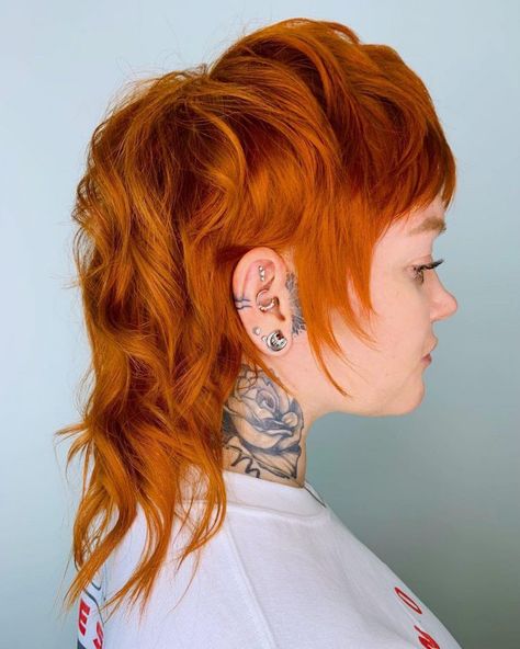 Female Short Mullet Haircut, Long Female Mullet, Shag Mullet Wavy Hair, Copper Mullet, Short Female Mullet, Female Mullet Long, Mullet Hair Color Ideas, Female Mullet Short, Mixie Pixie Mullet