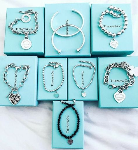 Shared by Kelly. Find images and videos about jewelry and tiffany &co on We Heart It - the app to get lost in what you love. Valentino 2017, Mario Dedivanovic, Bridal Jewelry Pearl Sets, Tiffany And Co Jewelry, Tiffany Bracelets, Pearl Bridal Jewelry, Tiffany Jewelry, Blue Box, Tiffany And Co