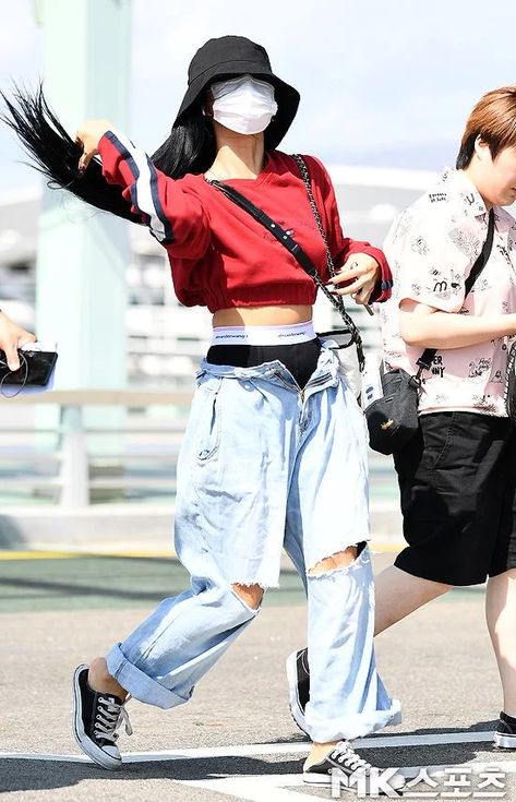 Korean Airport Fashion, Looks Hip Hop, Chinese Fashion Street, Shirt Diy, K Fashion, Easy Style, Korean Girl Fashion, Pop Punk, Kpop Fashion Outfits