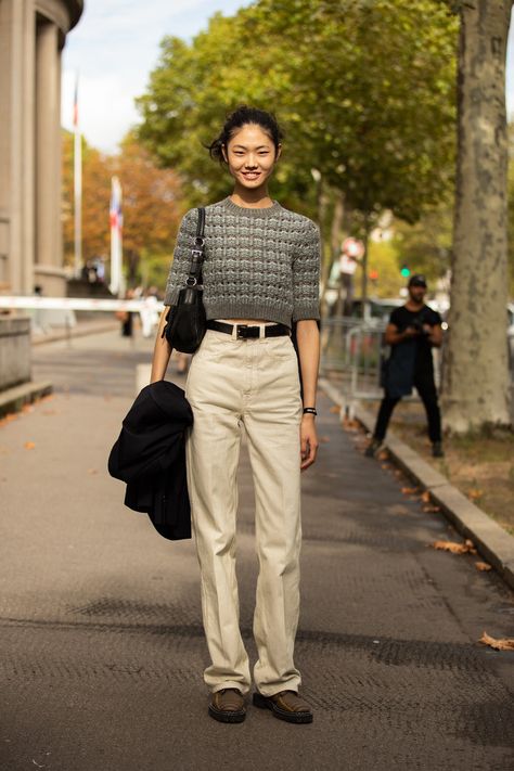 18 Outfits to Wear With Your Khakis Now That They're Cool Again Beige Pants Outfit Ideas, Celana Khaki, What To Wear With Khaki Pants, Beige Pants Outfit, Khaki Pants Outfit, Pants Outfit Ideas, Breezy Outfit, Model Street Style, Beige Pants