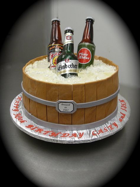 Birthday Cake Beer, Beer Bottle Cake, Cake Sculpting, Chai Bia, Birthday Beer Cake, Cake Design For Men, Alcohol Cake, Barrel Cake, Beer Bread Recipe