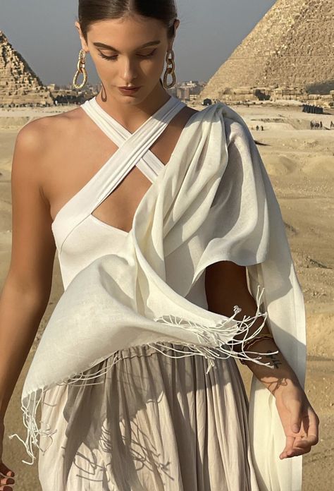 River Cruise Outfits, Egypt Outfits, Desert Outfit, Nile River Cruise, Egypt Aesthetic, Dubai Outfits, Creative Poses, Famous Outfits, Photography Posing Guide