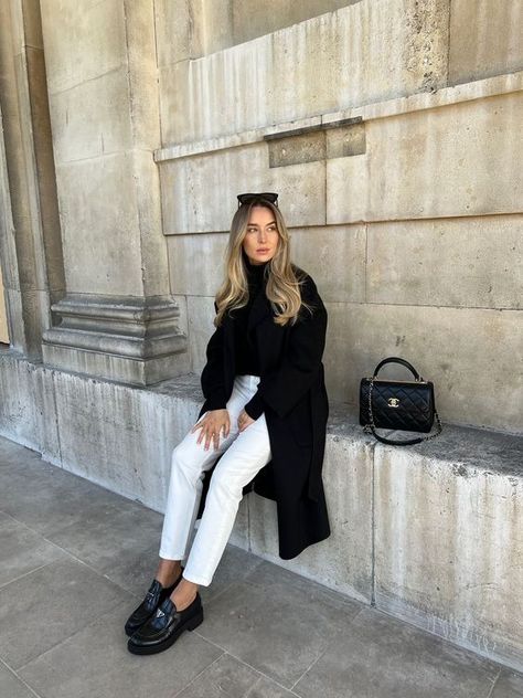 Black loafers with jeans outfit Black Loafers With Jeans, Loafers With Jeans Outfit, Types Of Loafers, Loafers And Dress Outfit, Loafer Outfit Ideas, Lisa Vidal, Loafers Women Outfit, Loafers With Jeans, Black Loafers Outfit