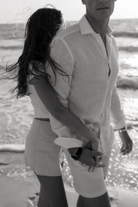 Beach Engagement Ideas, Engagement Photo Shoot Beach, Engagement Pictures Beach, Engagement Aesthetic, خواتم خطوبة, Couples Beach Photography, Beach Photo Session, Engagement Picture Outfits, Beach Engagement Photoshoot