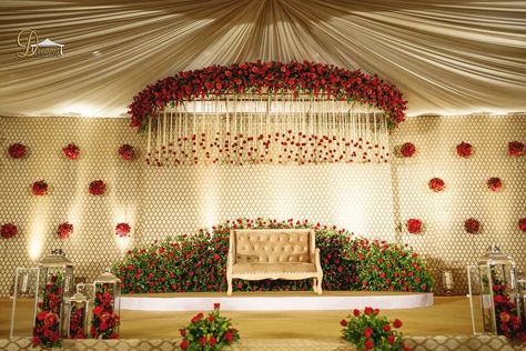 Indian Wedding Decor Inspiration Indian Wedding Stage, Indian Wedding Decorations Receptions, Engagement Stage Decoration, Stage Wedding, Reception Stage Decor, Lighting Wedding, Simple Stage Decorations, Night Wedding Decor, Indian Wedding Decor