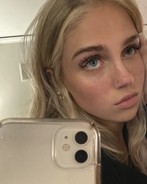 Girls With Nose Piercing, Nose Piercing Inspo, Cute Nose Piercings, Nose Piercing Stud, Cute Nose, Face Piercings, Cool Piercings, Nose Piercings, Facial Piercings